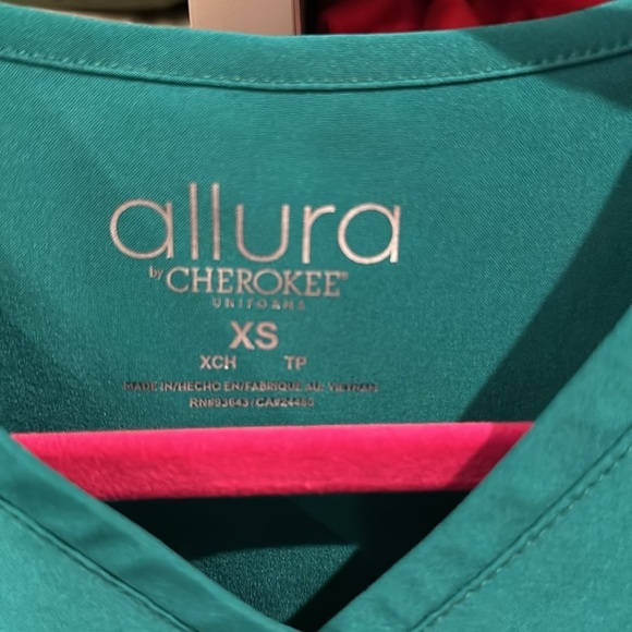 Allura by Cherokee green size XS scrub top - Picture 2 of 3